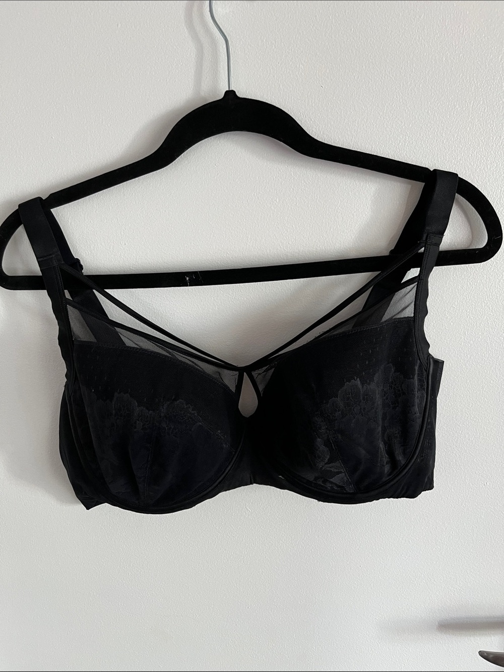 Understance 38DDD Black Lace Underwire Bra with Strappy Bra